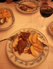 Rabo de boi ensopado servido com batatas assadas e vinho tinto