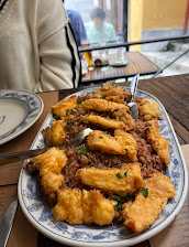 Travessa de filetes de polvo panados com arroz de polvo