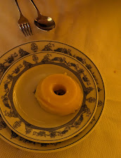 Quindim dourado servido em prato de porcelana antiga