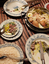 Mesa de família com bacalhau cozido e acompanhamentos