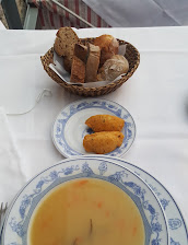Sopa de legumes com cesto de pão e bolinhos de bacalhau
